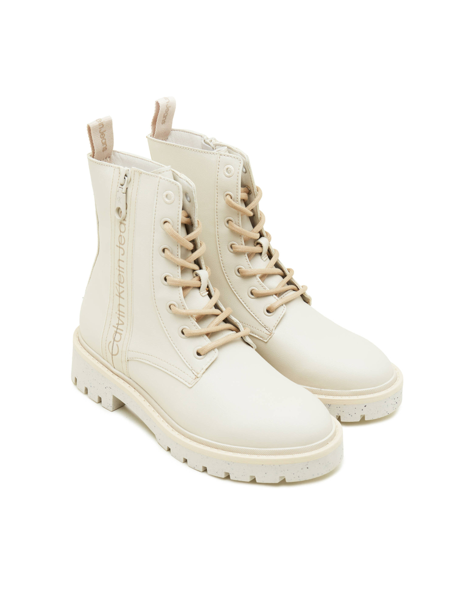 detail Calvin Klein dámské krémové kotníkové boty