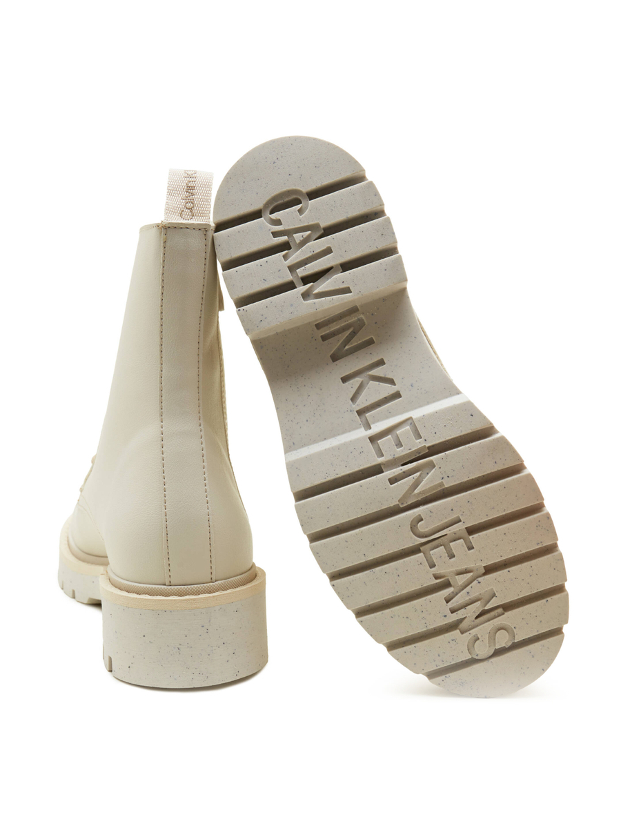 detail Calvin Klein dámské krémové kotníkové boty