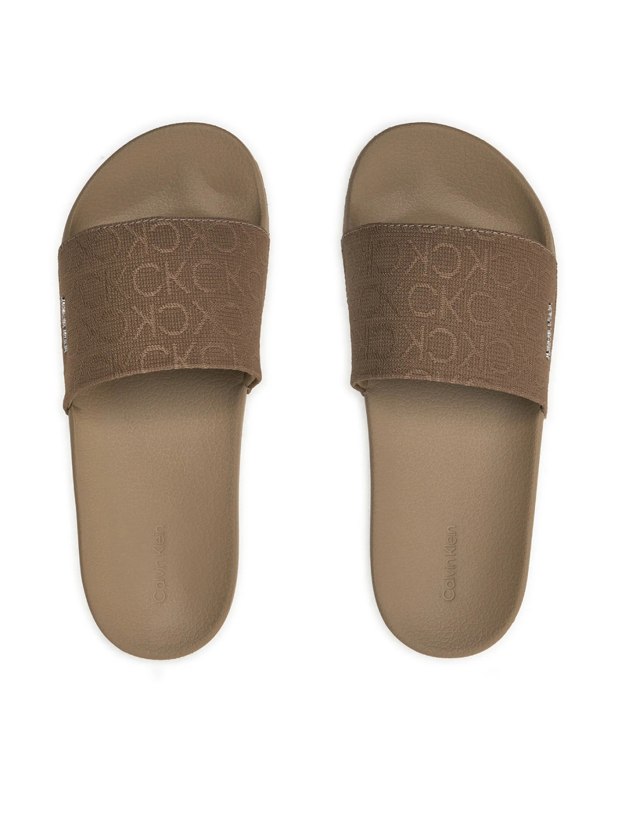 detail Calvin Klein dámské hnědé pantofle