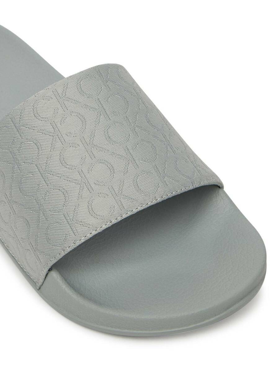 detail Calvin Klein dámské šedé pantofle