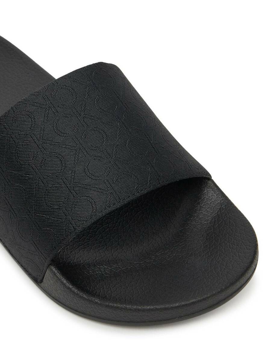 detail Calvin Klein dámské černé pantofle