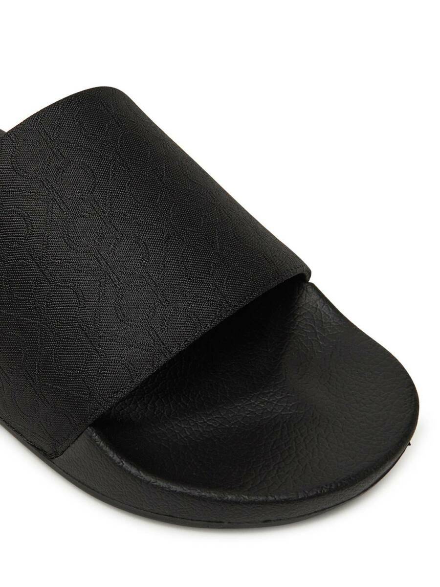 detail Calvin Klein pánské černé pantofle