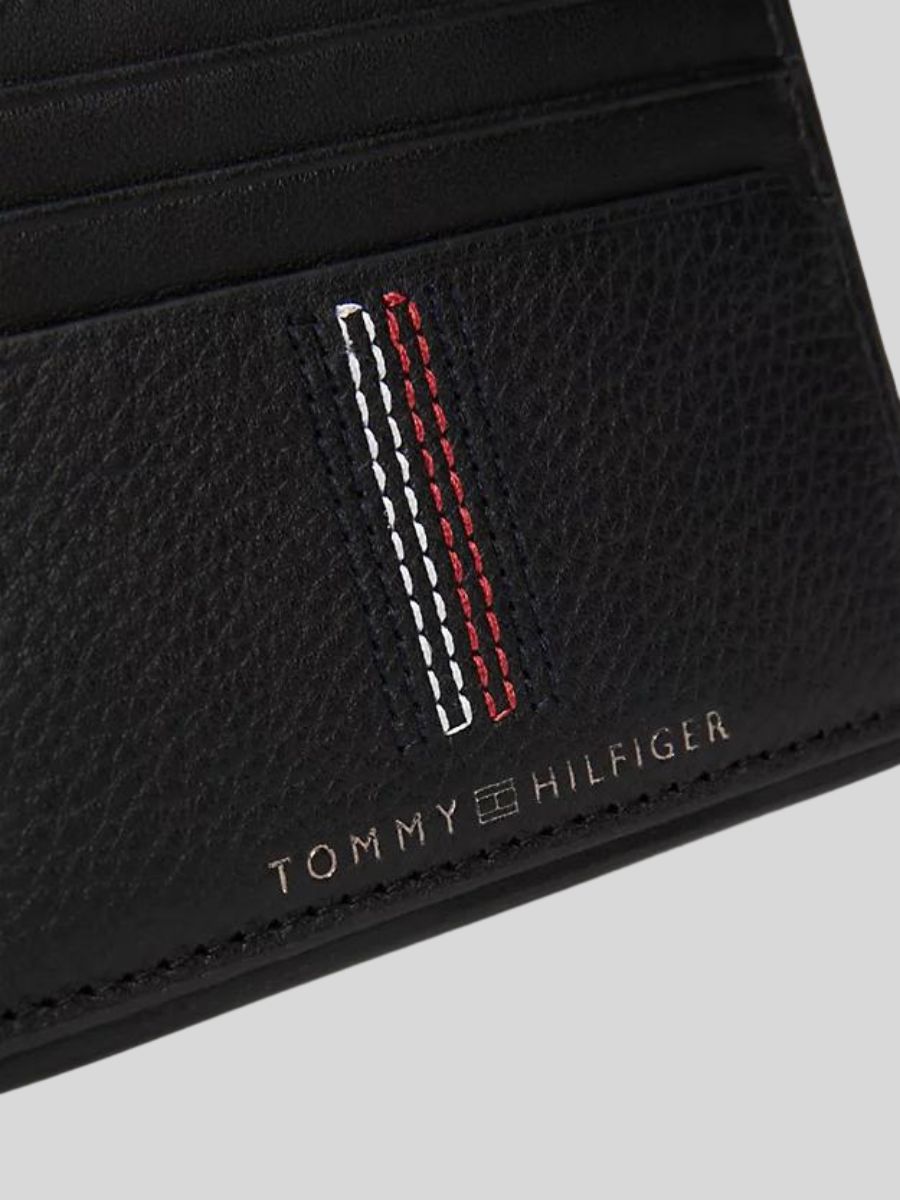 detail Tommy Hilfiger pánská černá peněženka