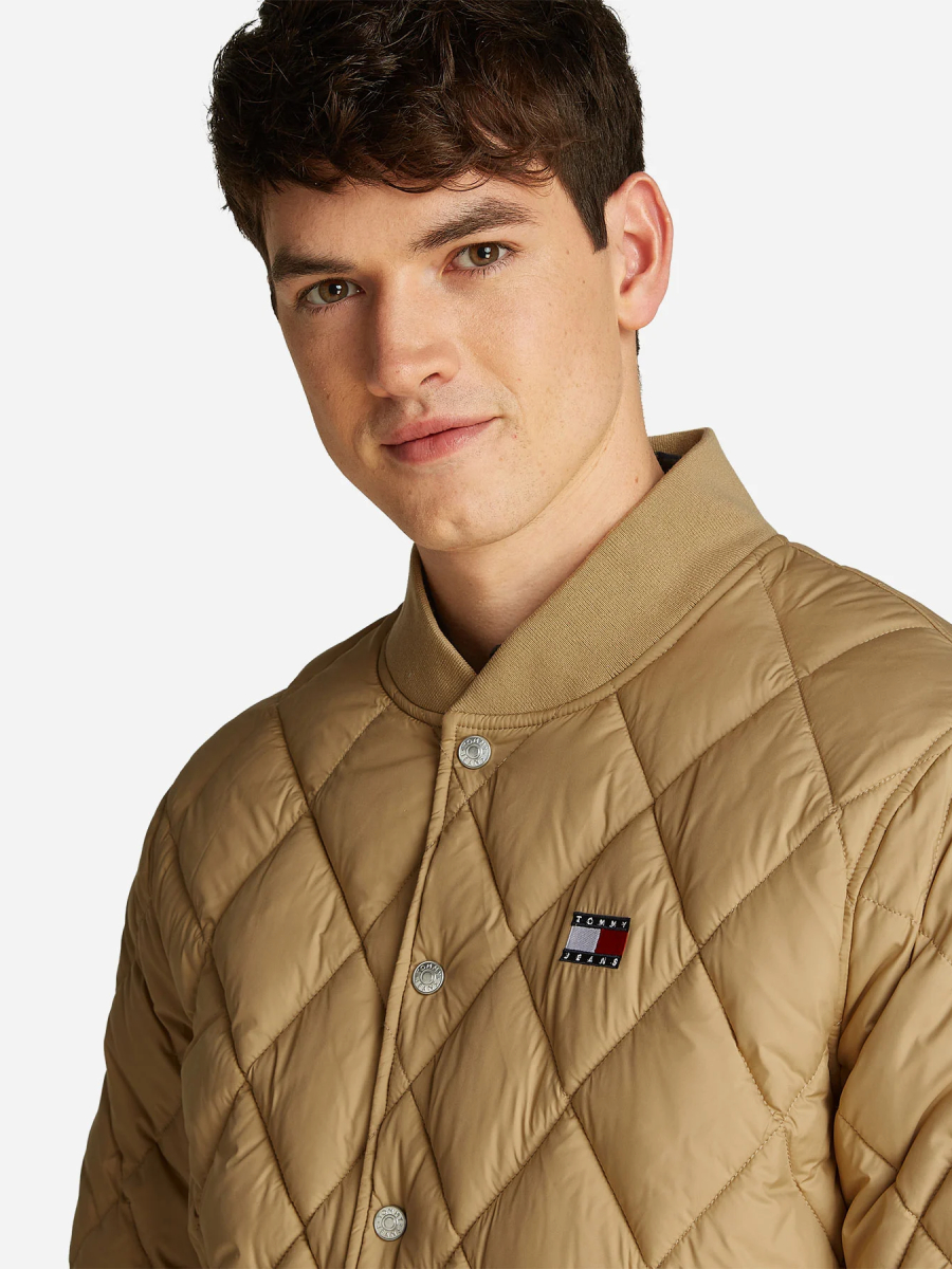 detail Tommy Jeans pánský béžový bomber