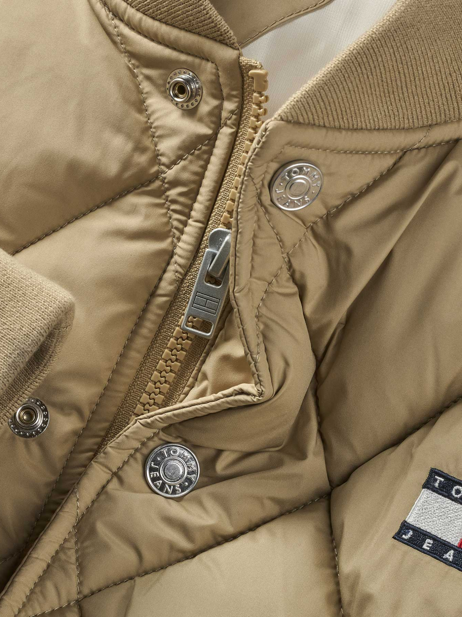 detail Tommy Jeans pánský béžový bomber