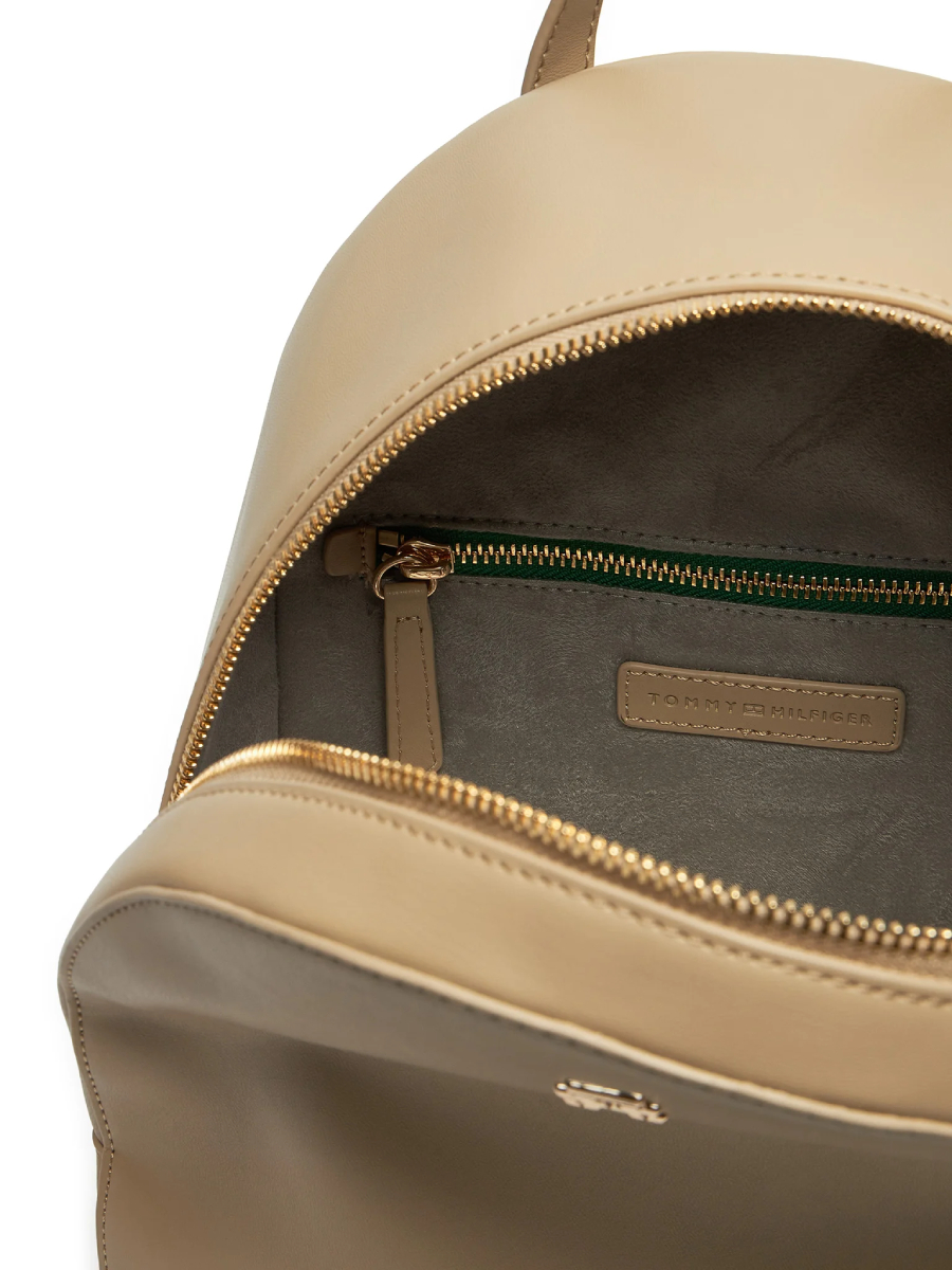 detail Tommy Hilfiger dámský béžový batoh