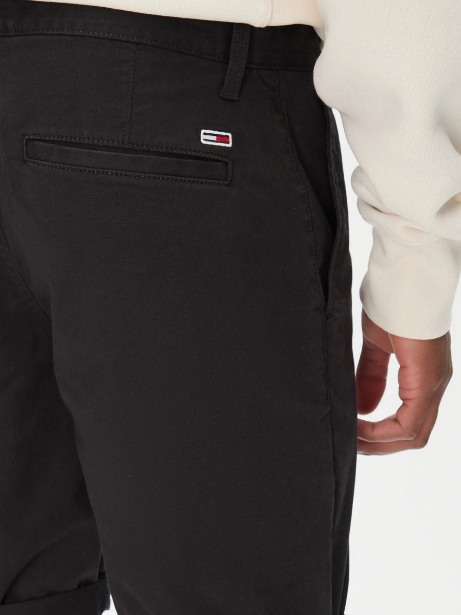 detail Tommy Jeans pánské černé šortky