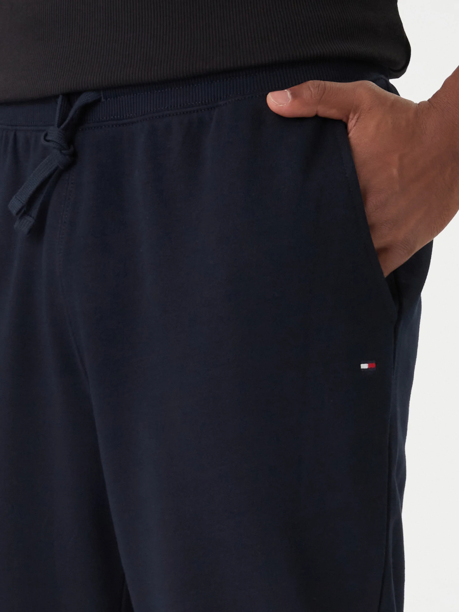 detail Tommy Hilfiger pánské tmavě modré tepláky