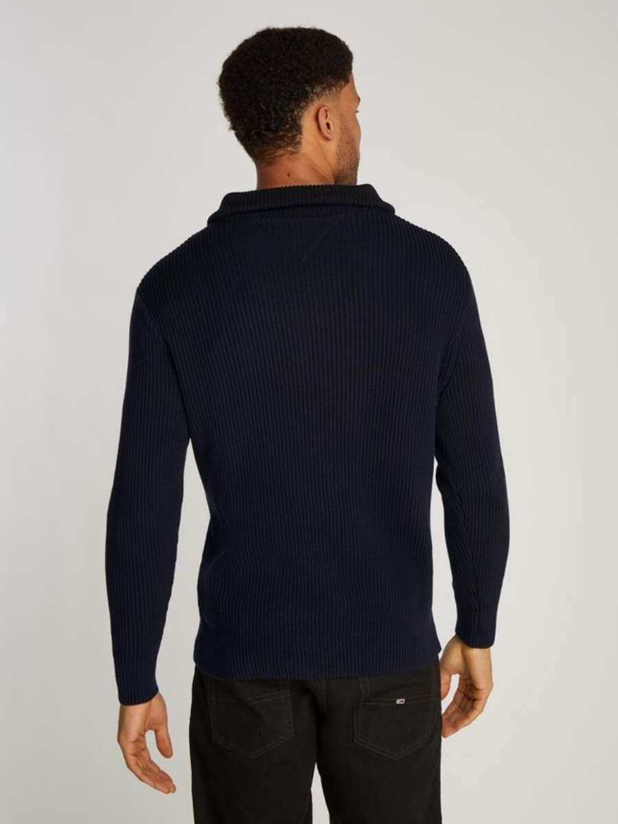 detail Tommy Hilfiger pánský tmavě modrý svetr