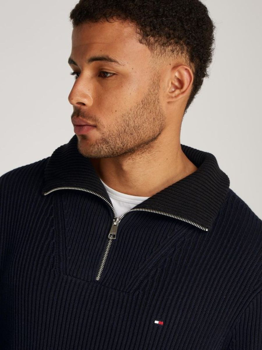 detail Tommy Hilfiger pánský tmavě modrý svetr