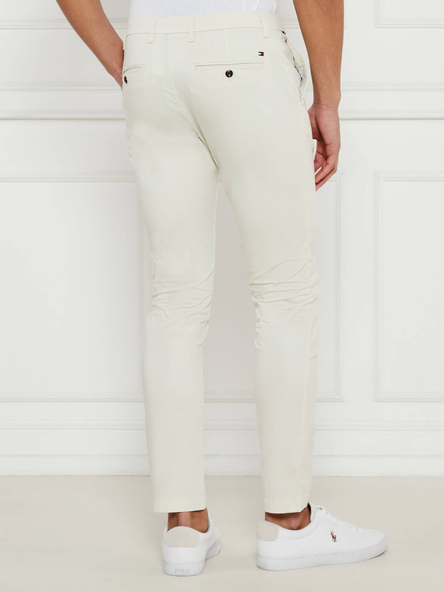 detail Tommy Hilfiger pánské smetanové kalhoty