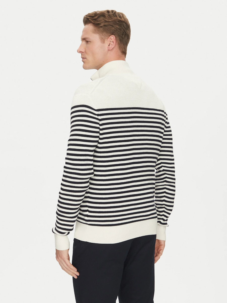 detail Tommy Hilfiger pánský pruhovaný svetr