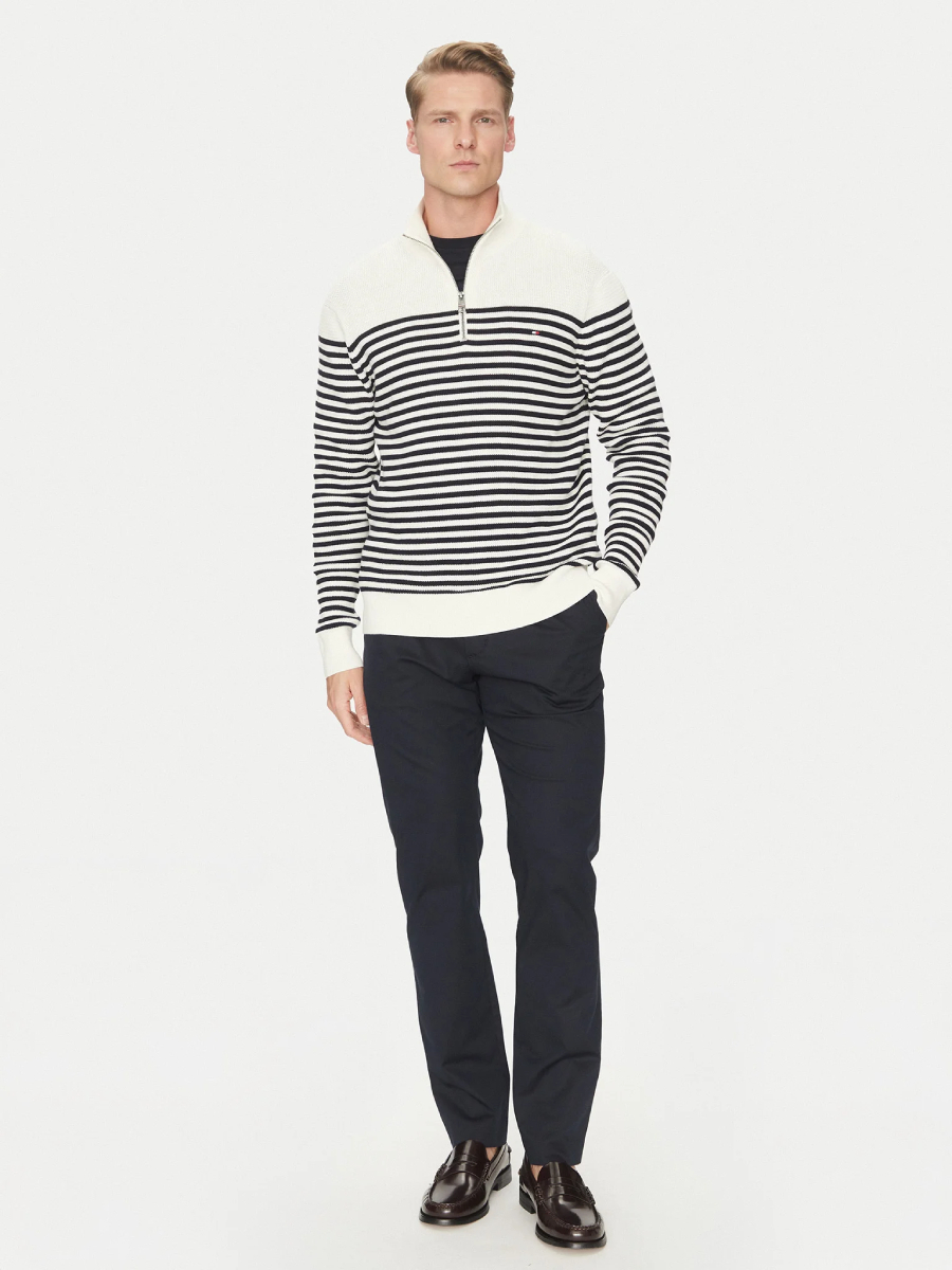 detail Tommy Hilfiger pánský pruhovaný svetr