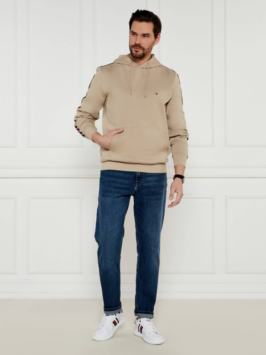 detail Tommy Hilfiger pánská béžová mikina