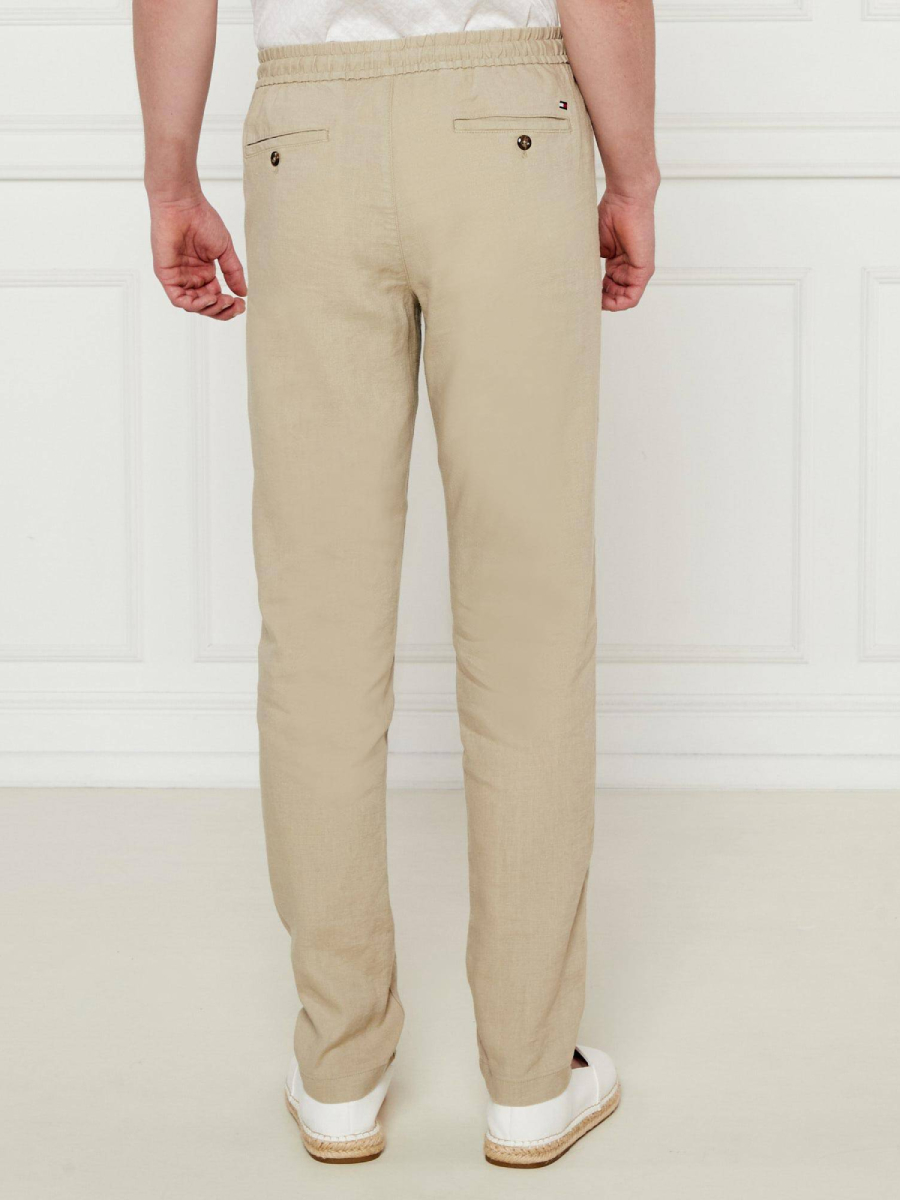 detail Tommy Hilfiger pánské béžové kalhoty