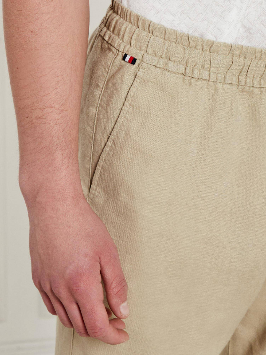 detail Tommy Hilfiger pánské béžové kalhoty