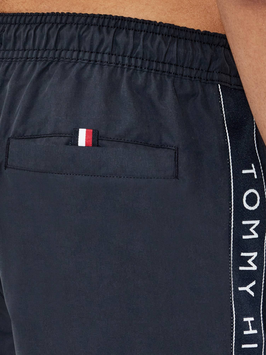 detail Tommy Hilfiger pánské tmavě modré plavky