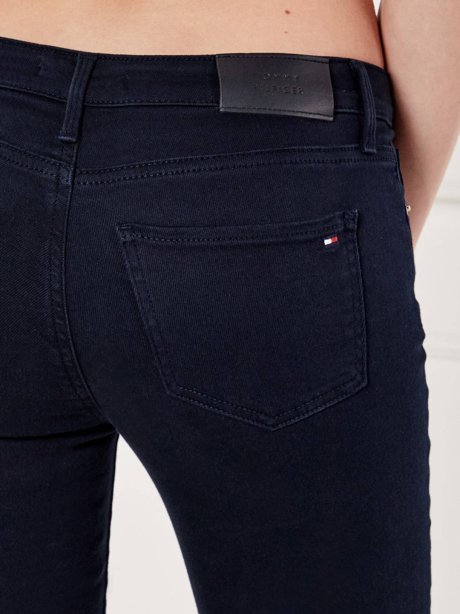 detail Tommy Hilfiger dámské tmavě modré džíny