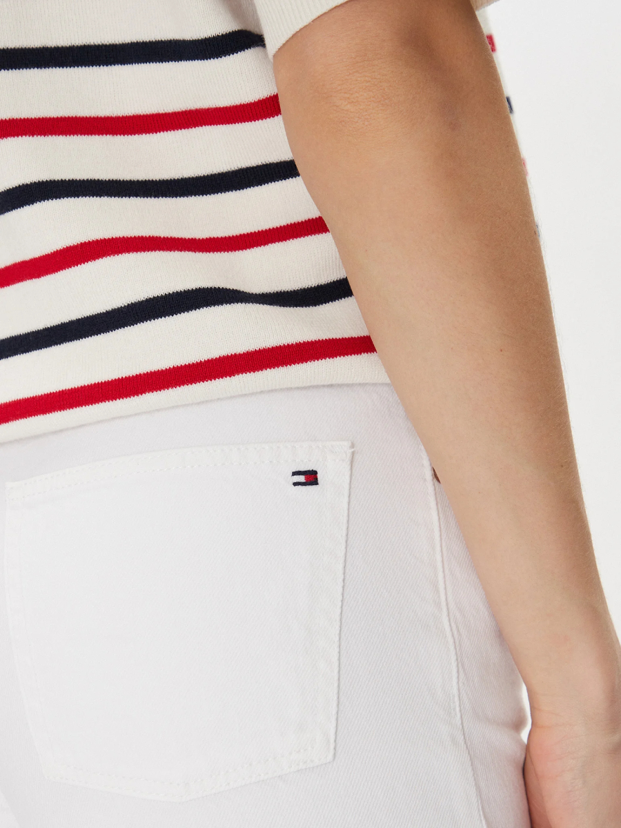 detail Tommy Hilfiger dámské bílé džínové šortky