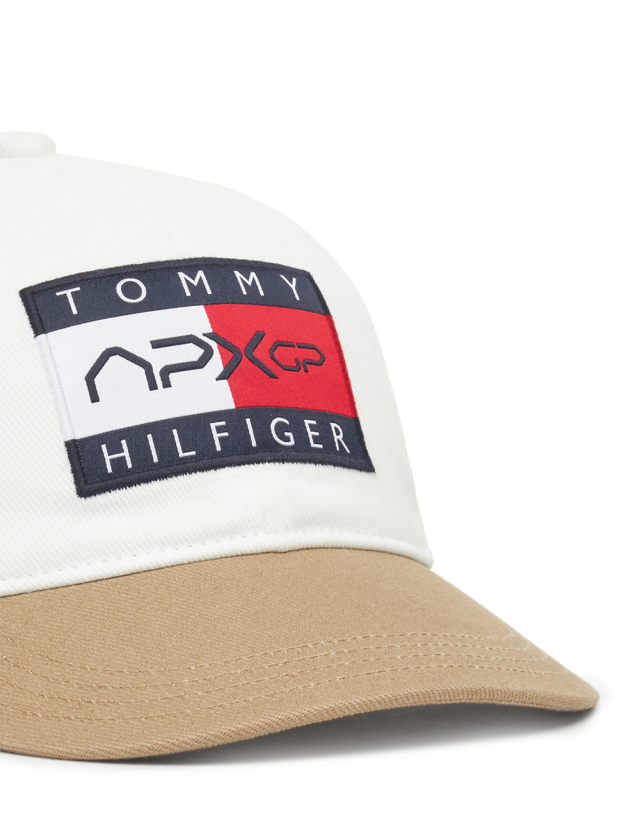 detail Tommy Hilfiger pánská bílá kšiltovka