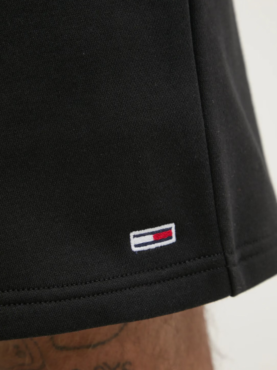 detail Tommy Jeans pánské černé šortky