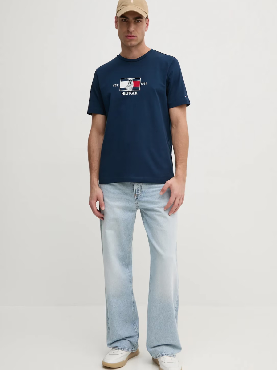 detail Tommy Hilfiger pánské tmavě modré tričko