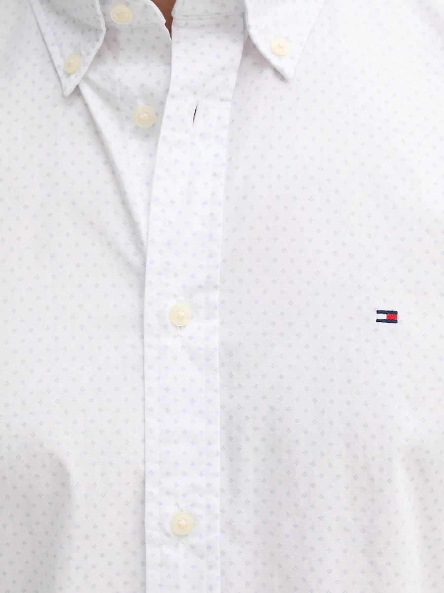 detail Tommy Hilfiger pánská bílá košile