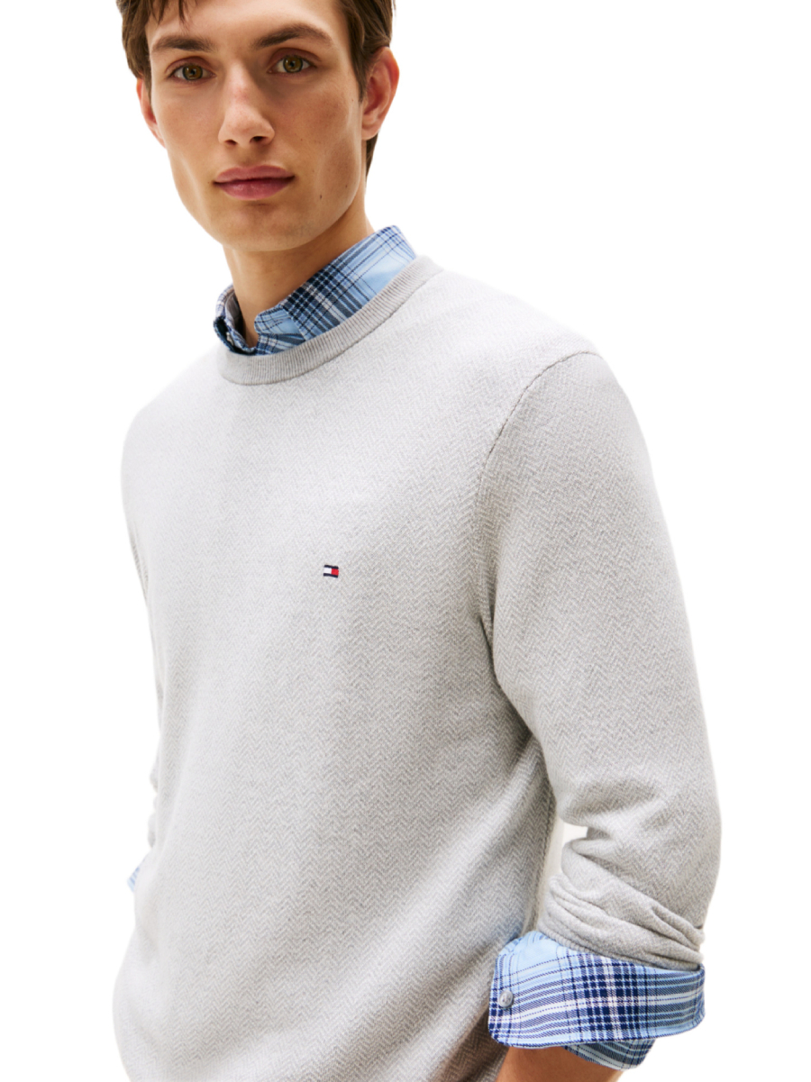 detail Tommy Hilfiger pánský světle šedý svetr