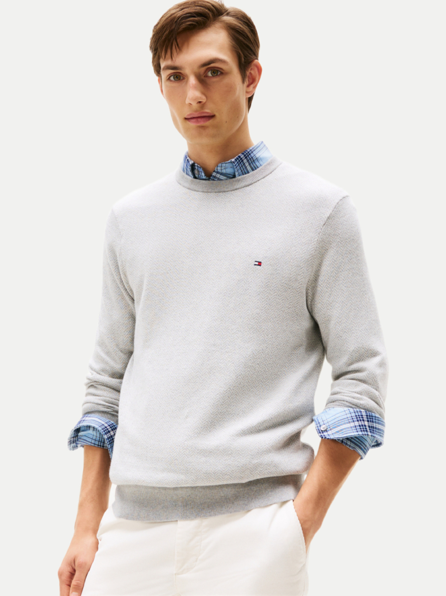 detail Tommy Hilfiger pánský světle šedý svetr
