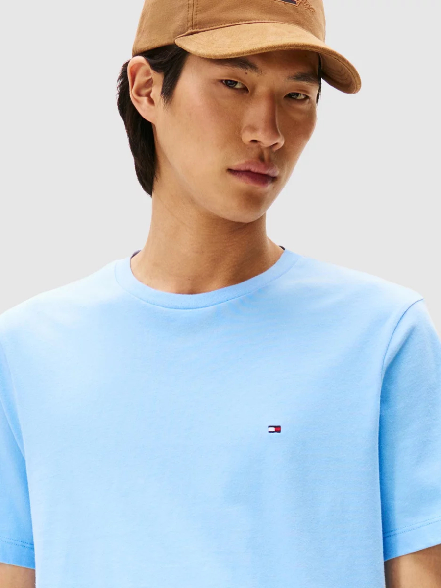 detail Tommy Hilfiger pánské světle modré tričko