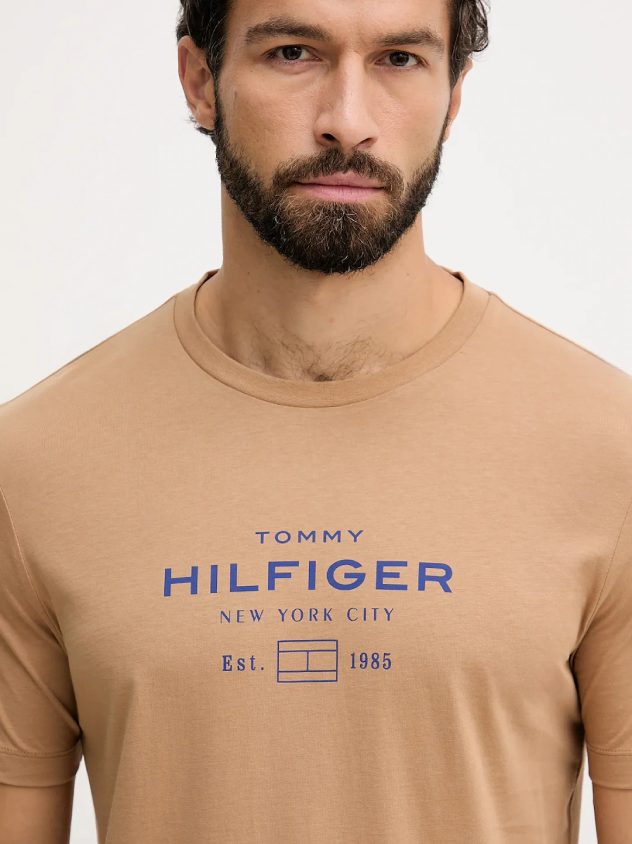 detail Tommy Hilfiger pánské hnědé tričko