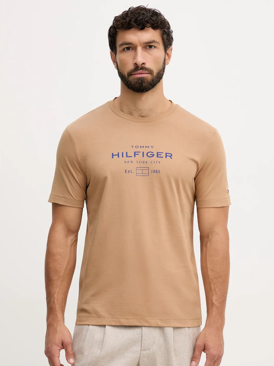 detail Tommy Hilfiger pánské hnědé tričko