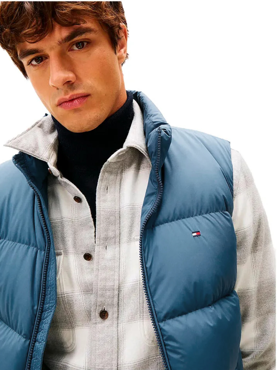 detail Tommy Hilfiger pánská modrá vesta