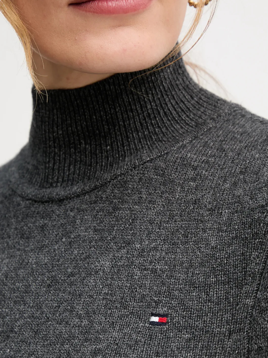 detail Tommy Hilfiger dámské šedé šaty
