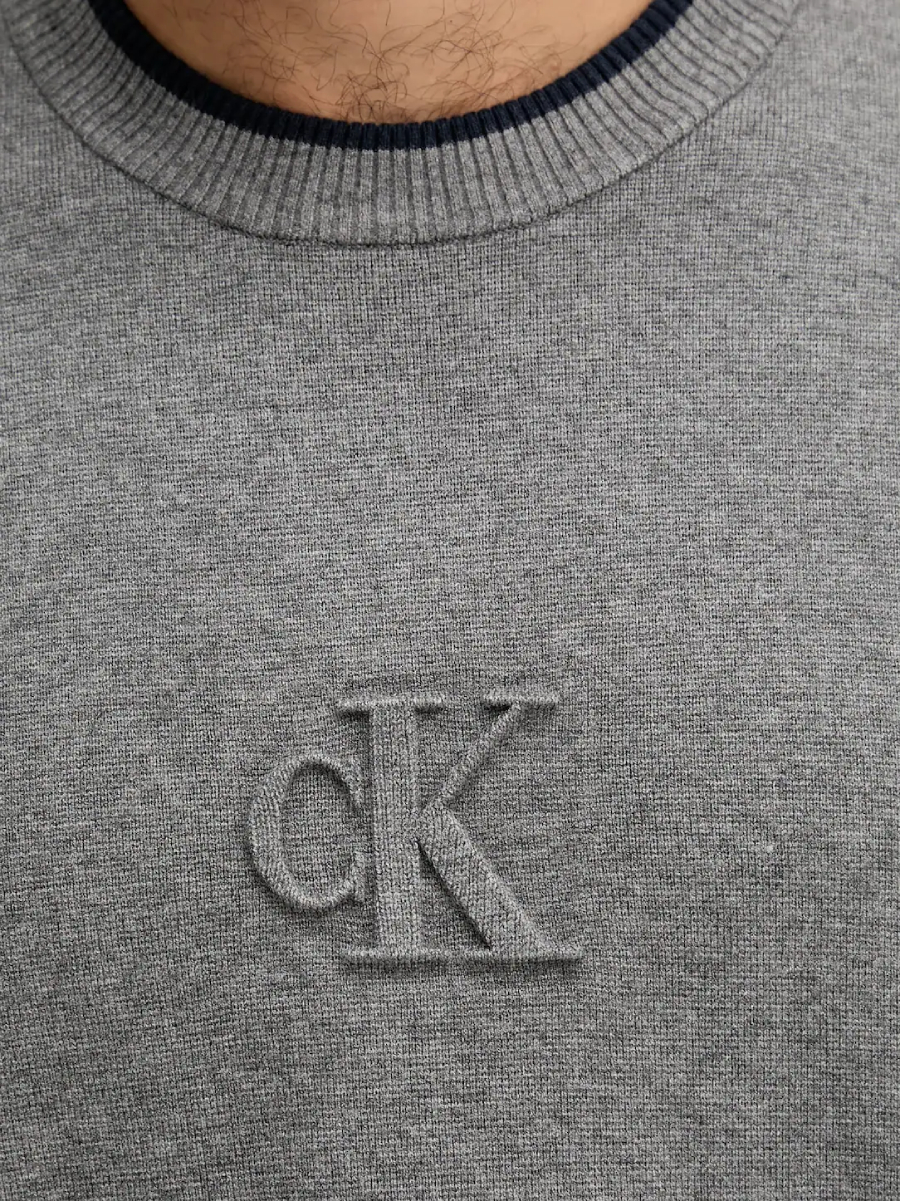 detail Calvin Klein pánský šedý svetr