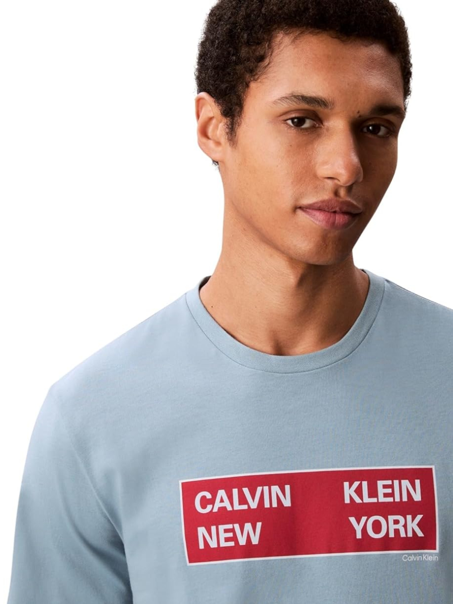 detail Calvin Klein pánské modré tričko