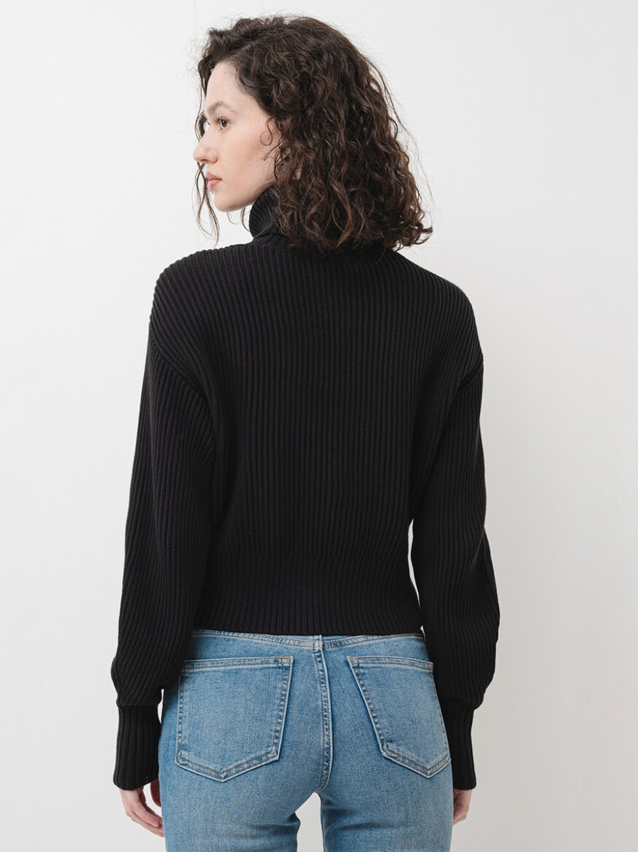 detail Calvin Klein dámský černý rolák