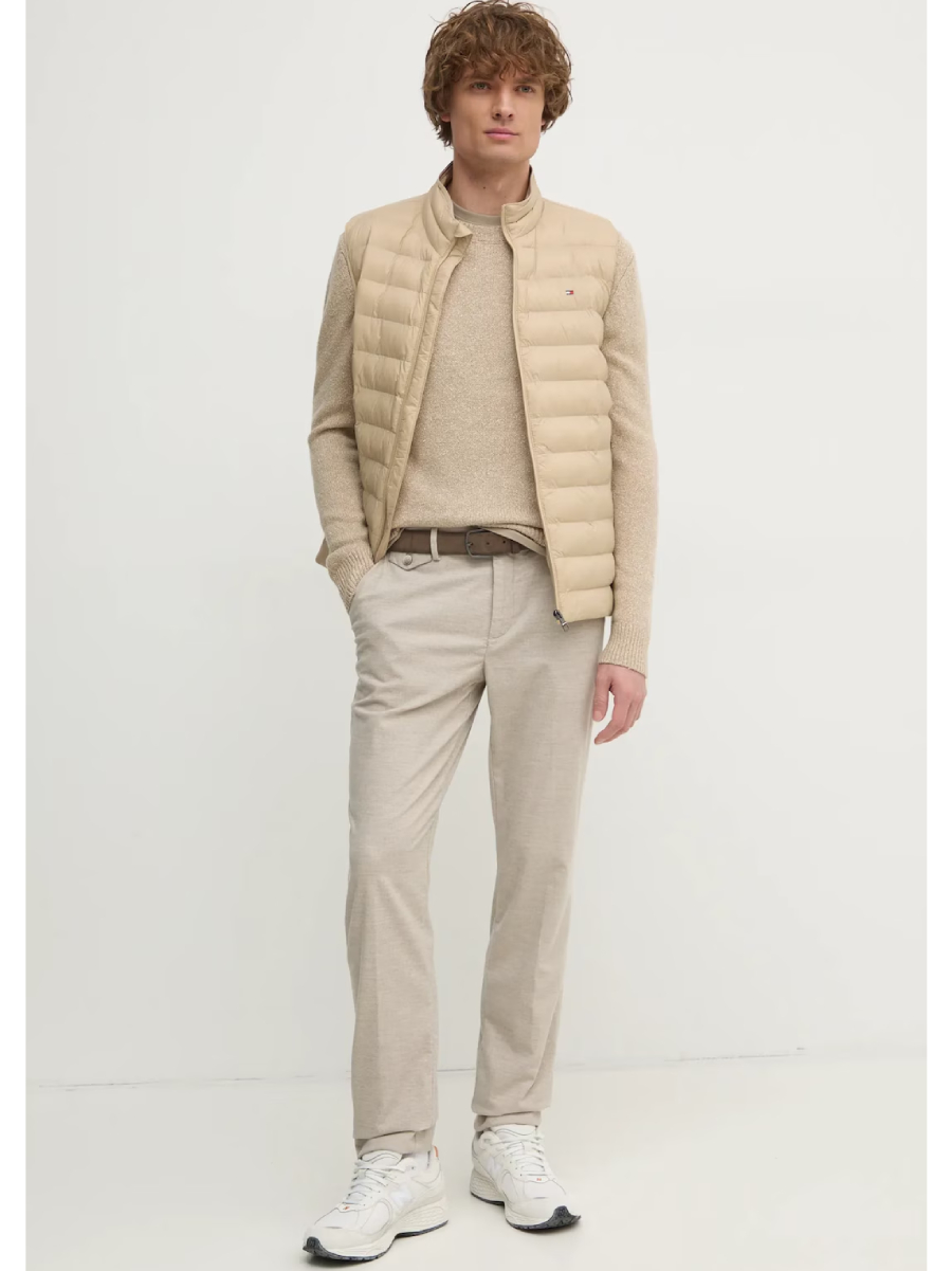 detail Tommy Hilfiger pánská béžová vesta