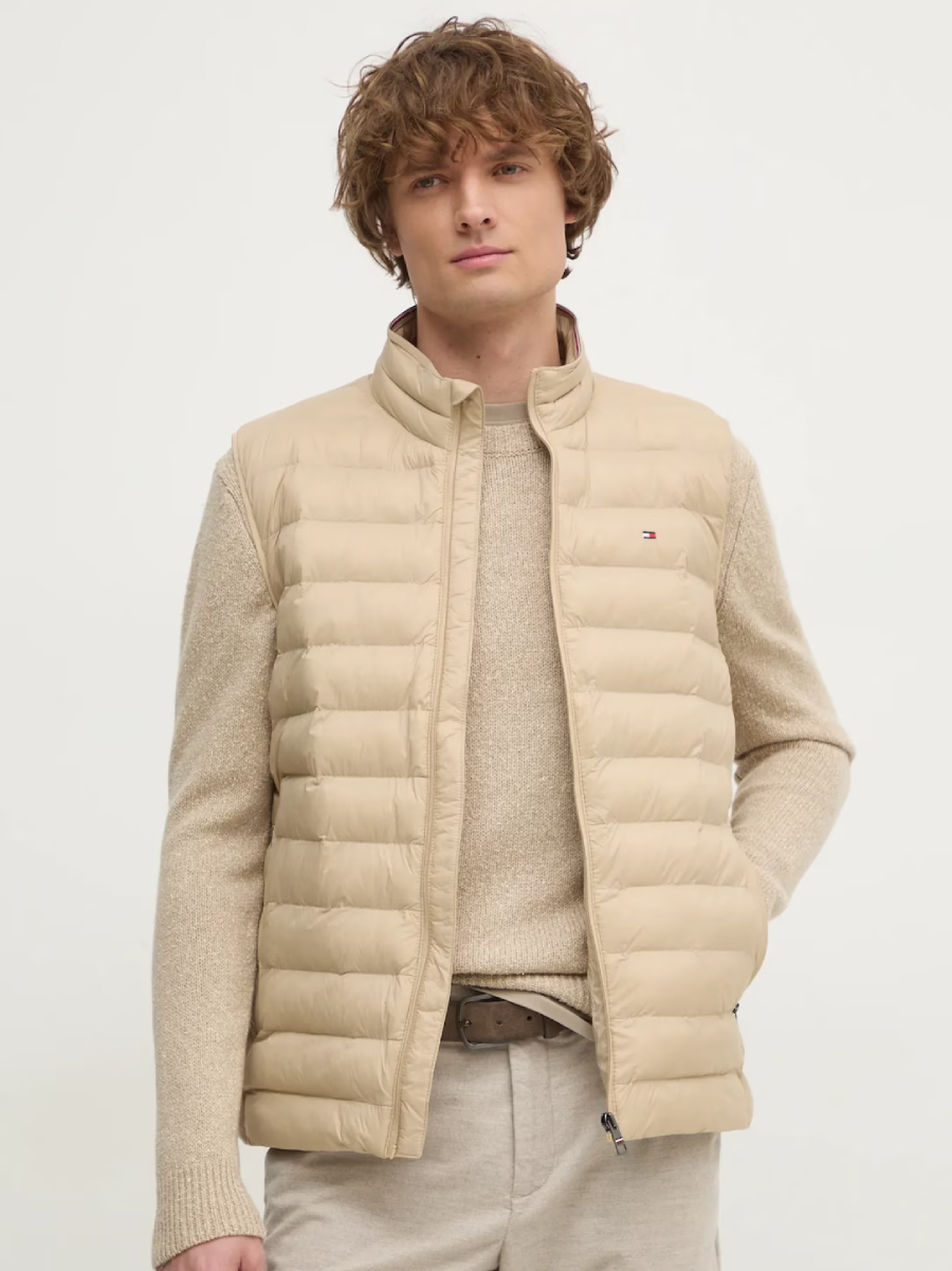 detail Tommy Hilfiger pánská béžová vesta