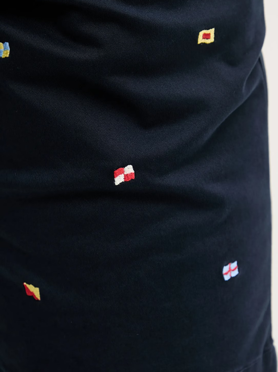 detail Tommy Hilfiger pánské tmavě modré šortky