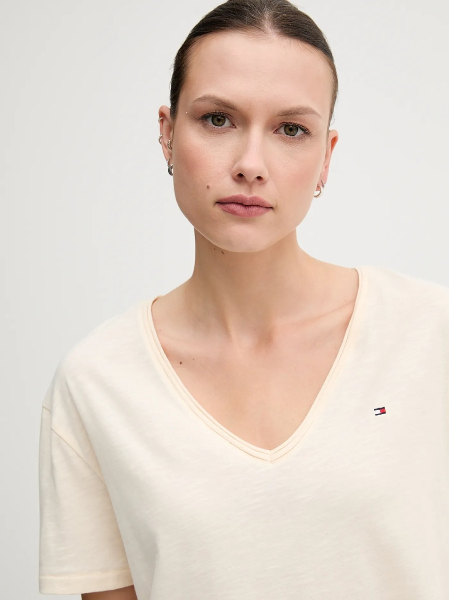 detail Tommy Hilfiger dámské basic triko