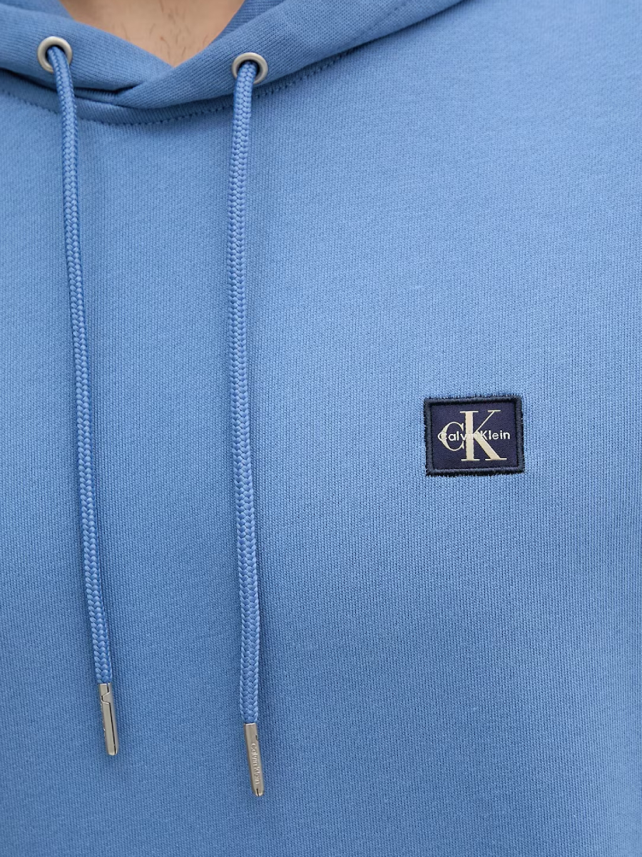 detail Calvin Klein pánská modrá mikina