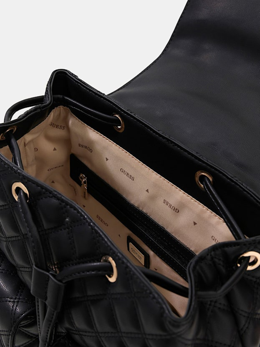 detail Guess dámský černý batoh