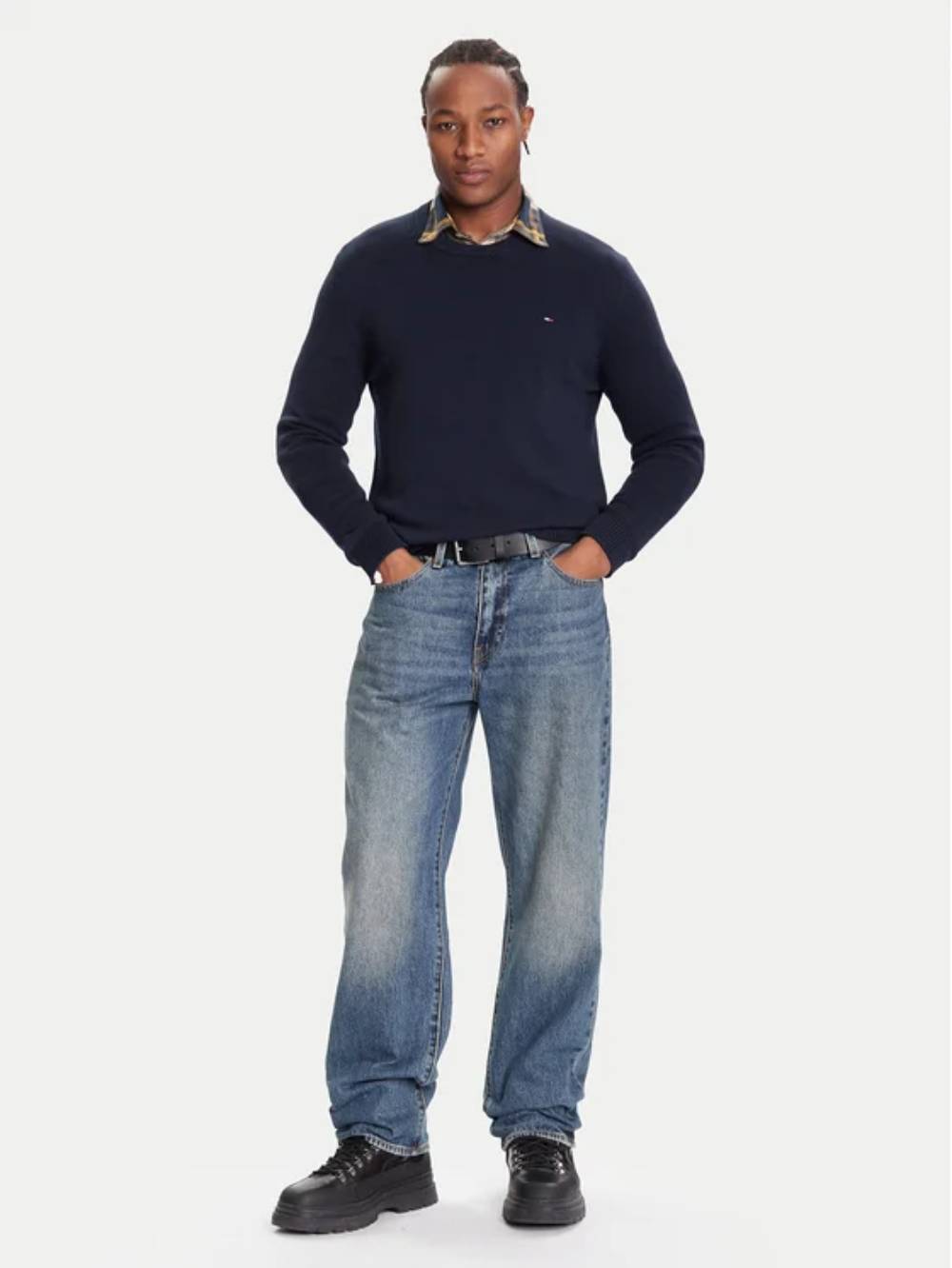 detail Tommy Jeans pánský modrý svetr