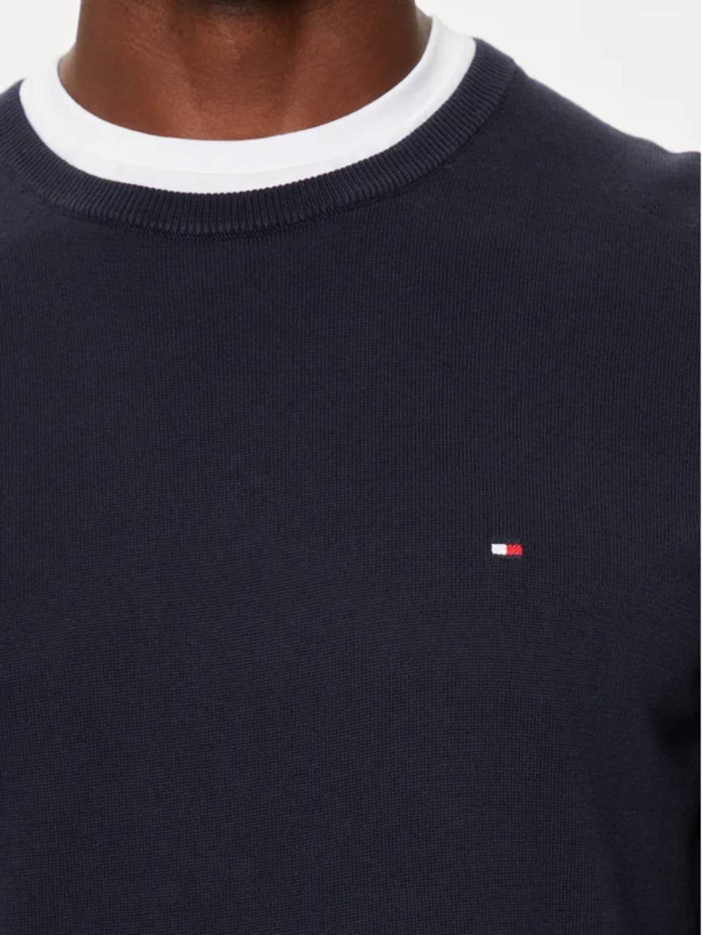 detail Tommy Hilfiger pánský tmavě modrý svetr