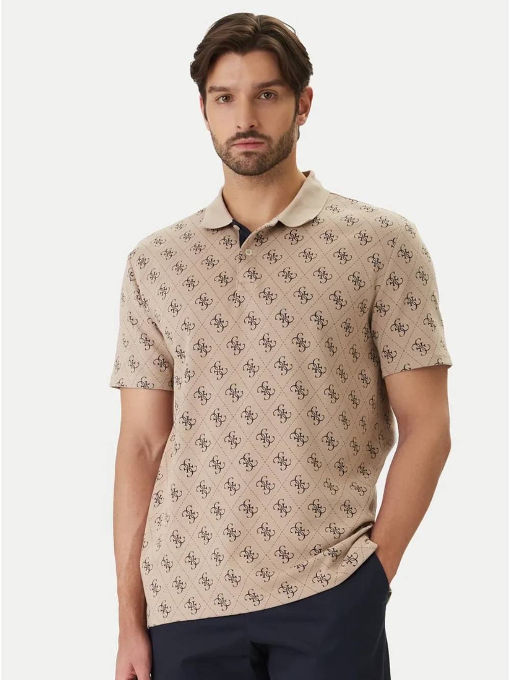 detail Guess pánské hnědé polo tričko