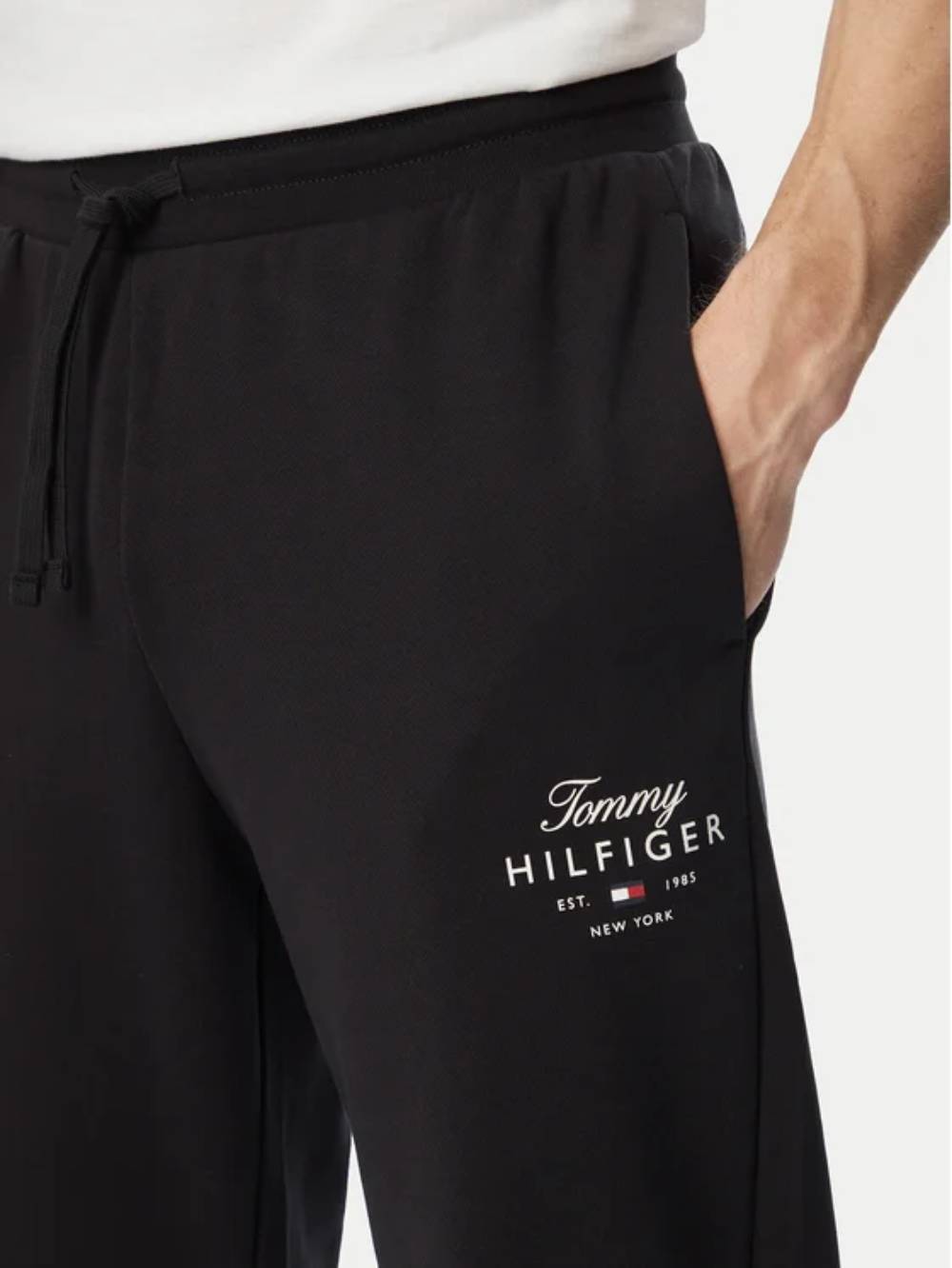 detail Tommy Hilfiger pánské černé tepláky
