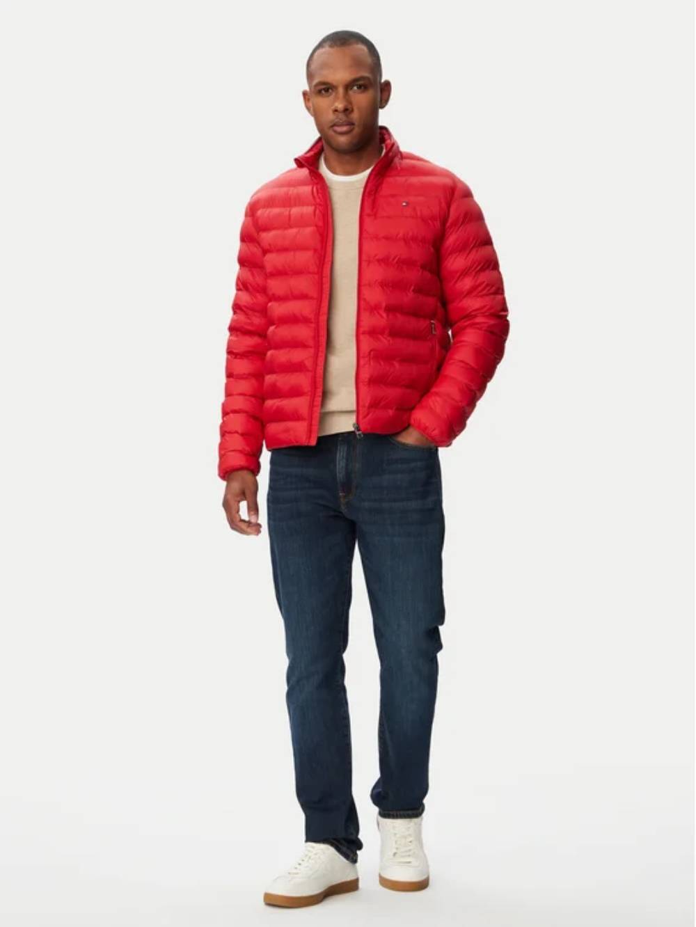 detail Tommy Hilfiger pánská červená bunda