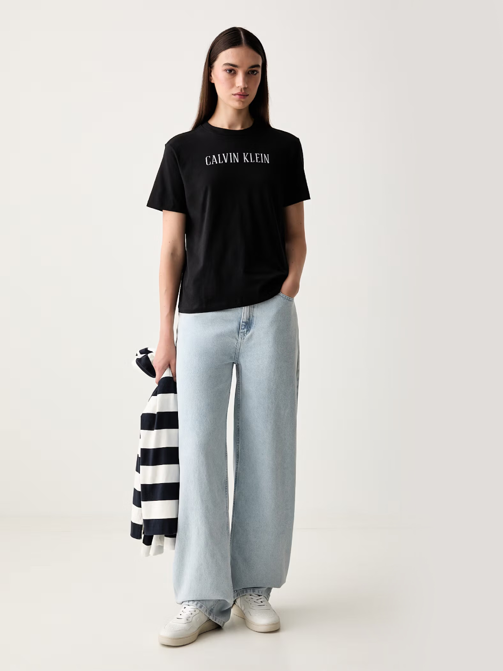 detail Calvin Klein dámské černé tričko