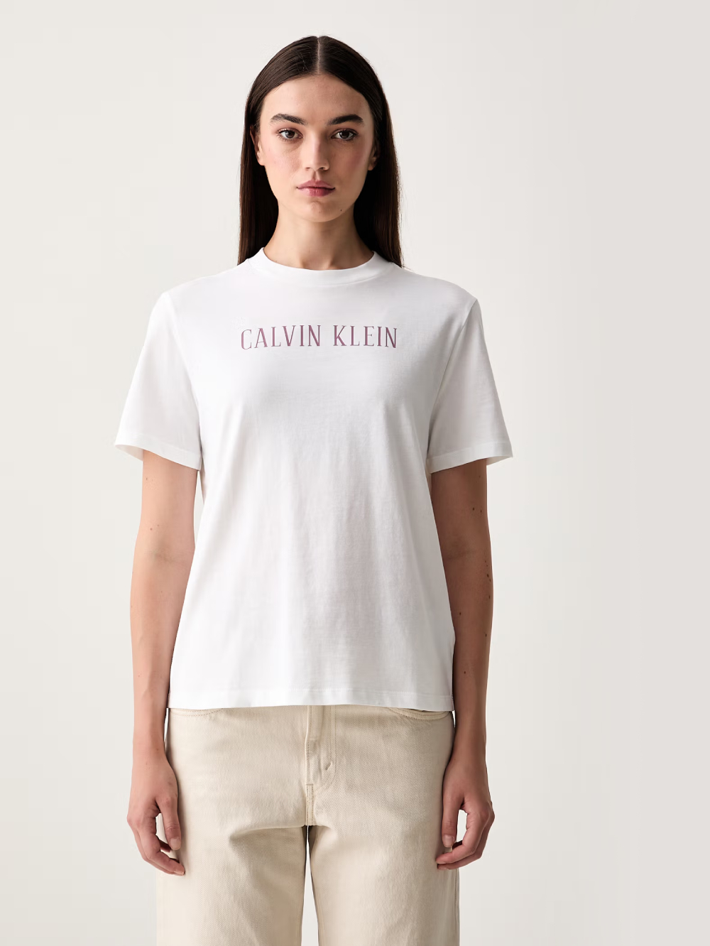 detail Calvin Klein dámské bílé tričko
